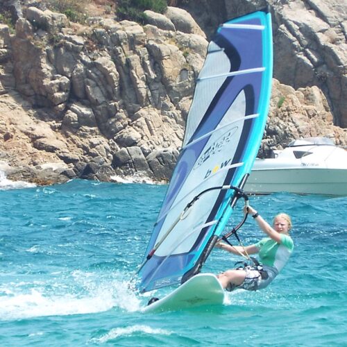 profesor de sesion de windsurf practicando en la costa brava